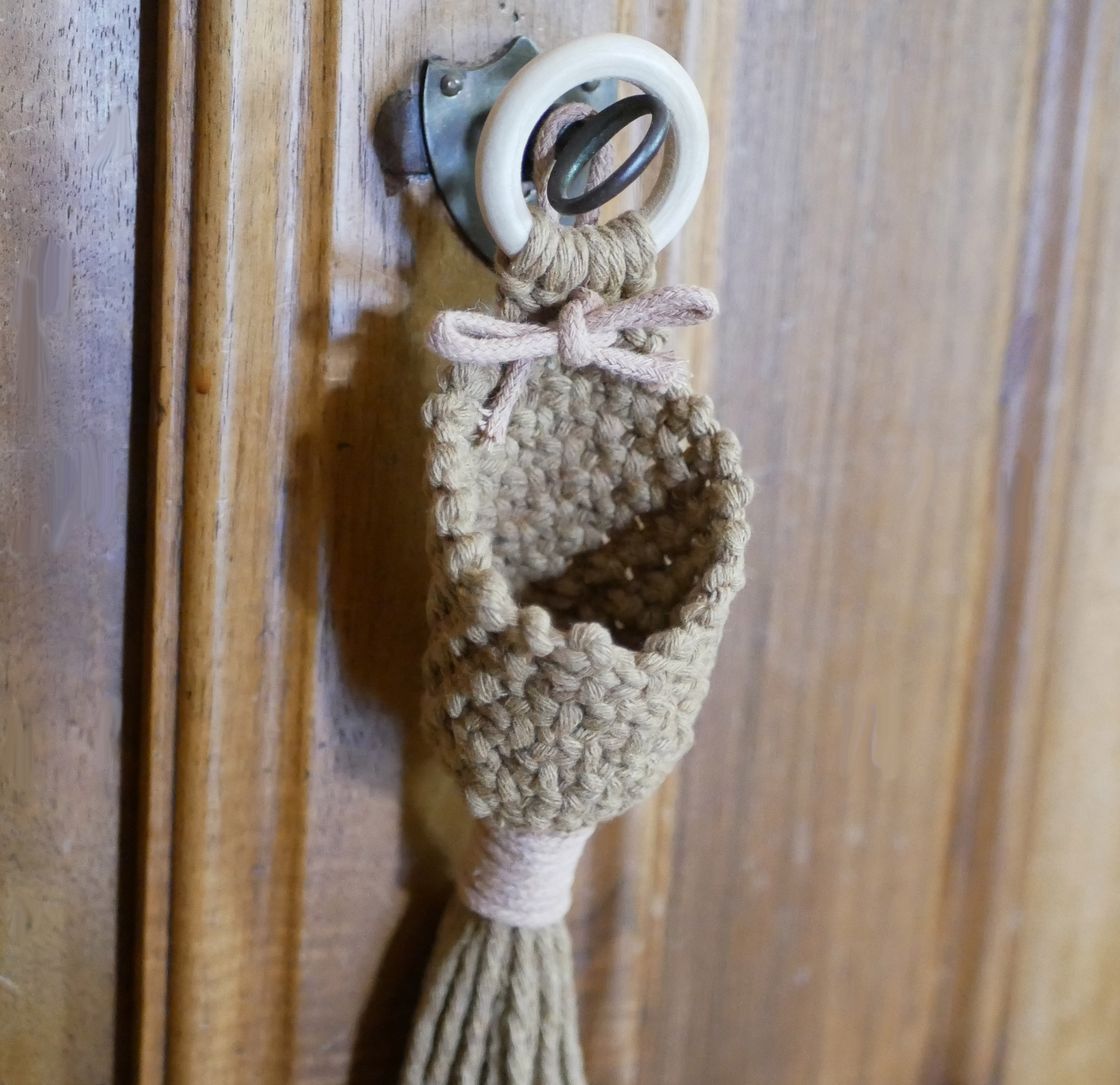 Petit pot en macramé bohème fait main suspendu.