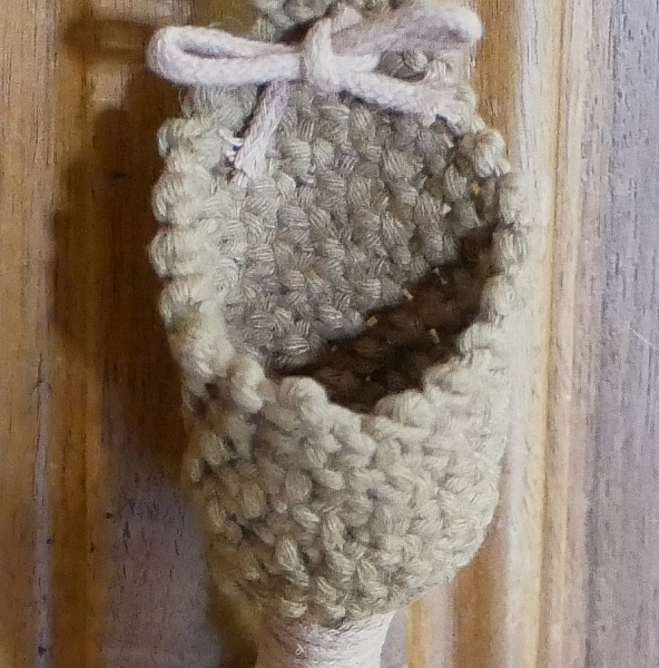 Petit pot en macramé bohème fait main suspendu.