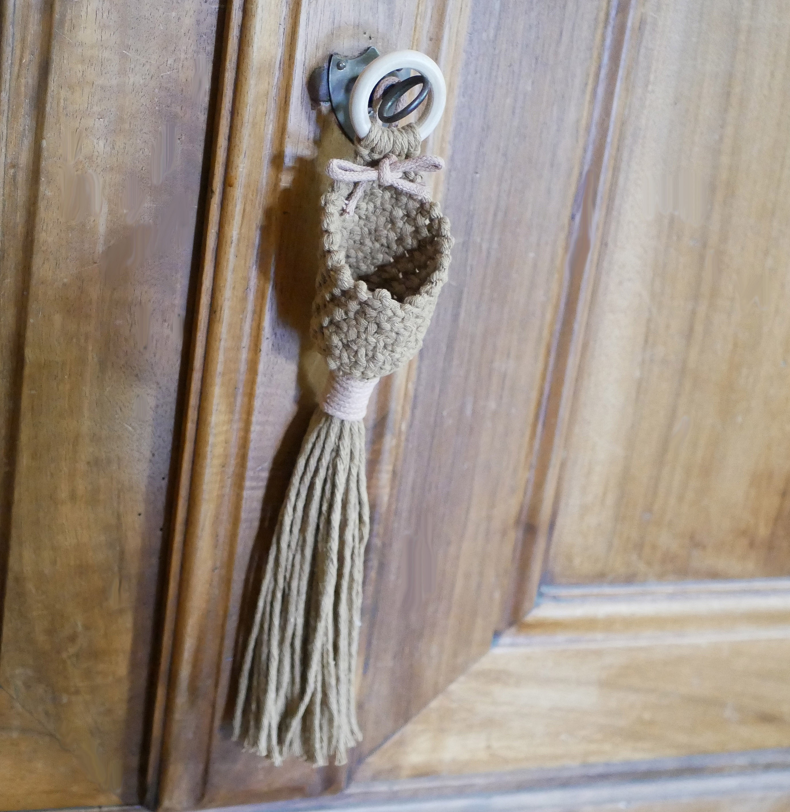 Petit pot en macramé bohème fait main suspendu.