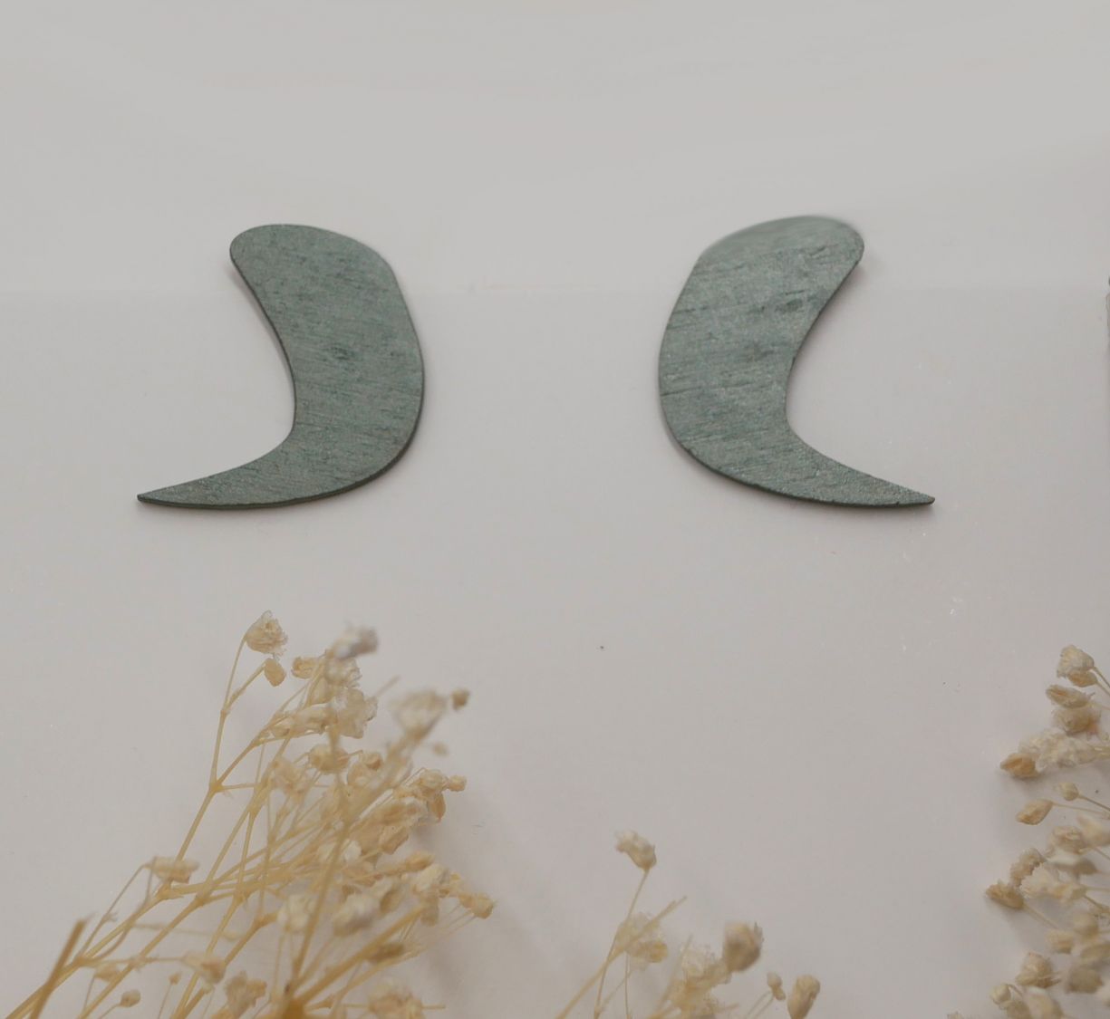 Puces d'oreilles graphiques en bois gris m&eacute;tallis&eacute;
