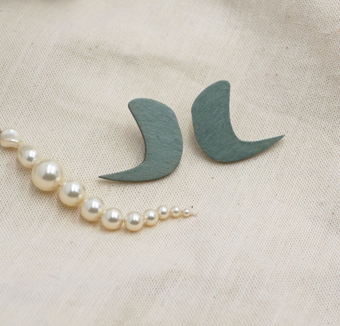 Puces d'oreilles graphiques en bois gris m&eacute;tallis&eacute;
