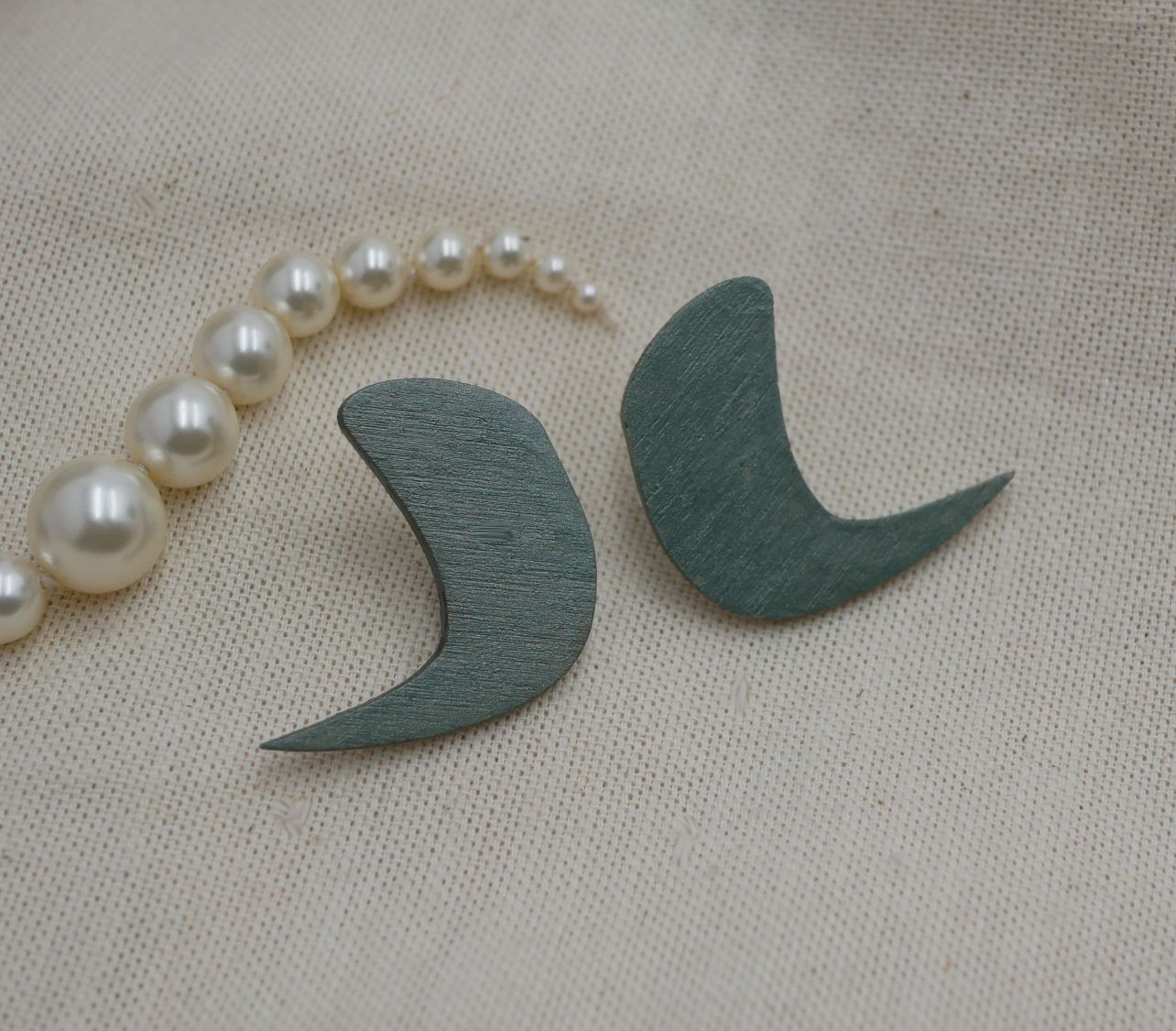 Puces d'oreilles graphiques en bois gris m&eacute;tallis&eacute;