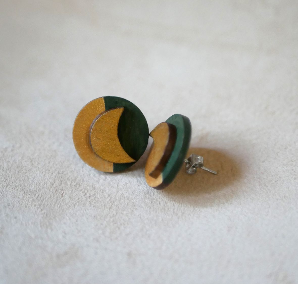 Puces d'oreilles rondes en bois et lunes en vert fonc&eacute; et dor&eacute;
