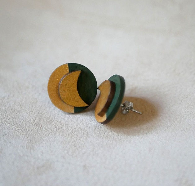 Puces d'oreilles rondes en bois et lunes en vert fonc&eacute; et dor&eacute;
