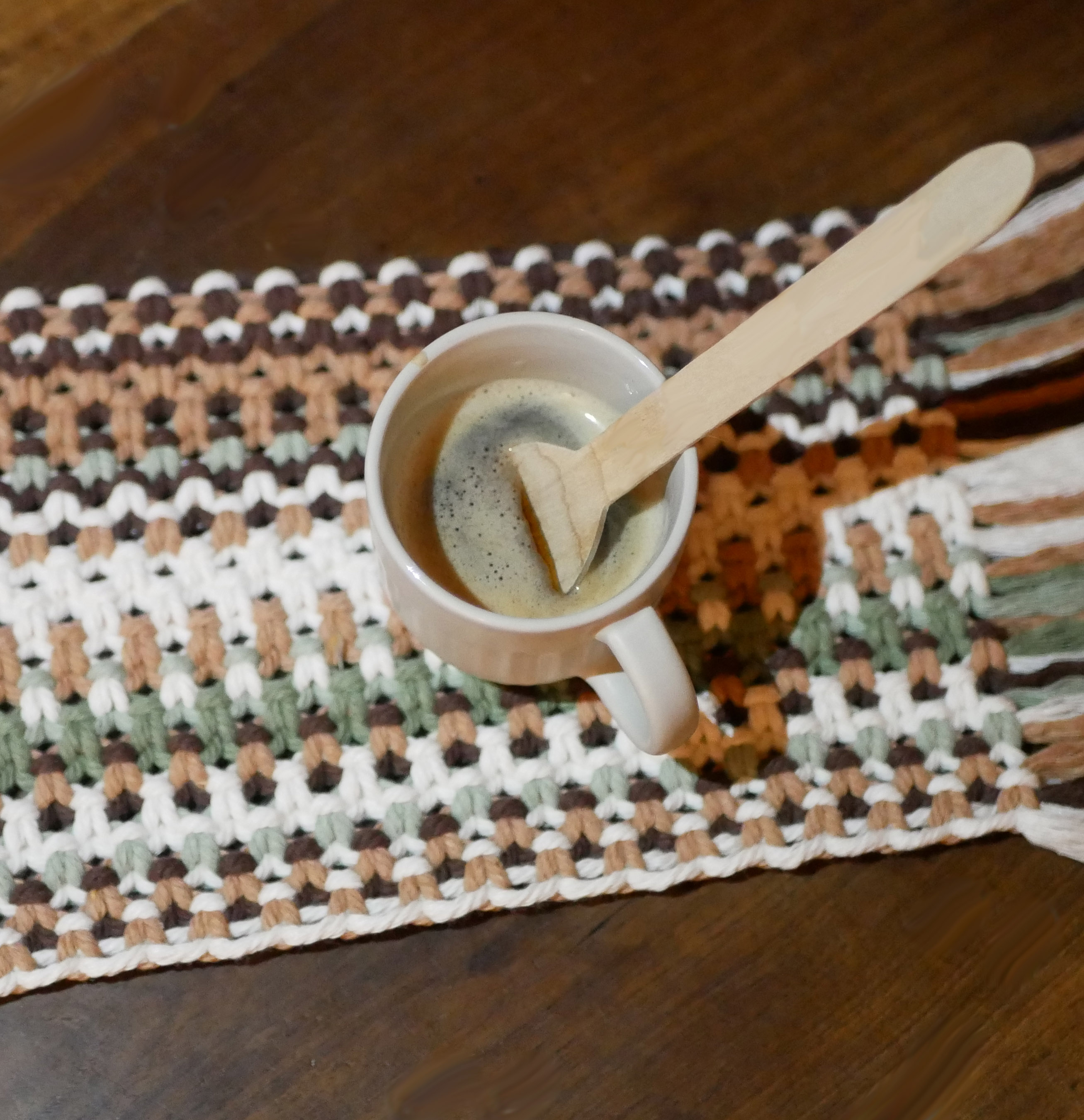 Set de table en macramé style bohème avec tasse café.