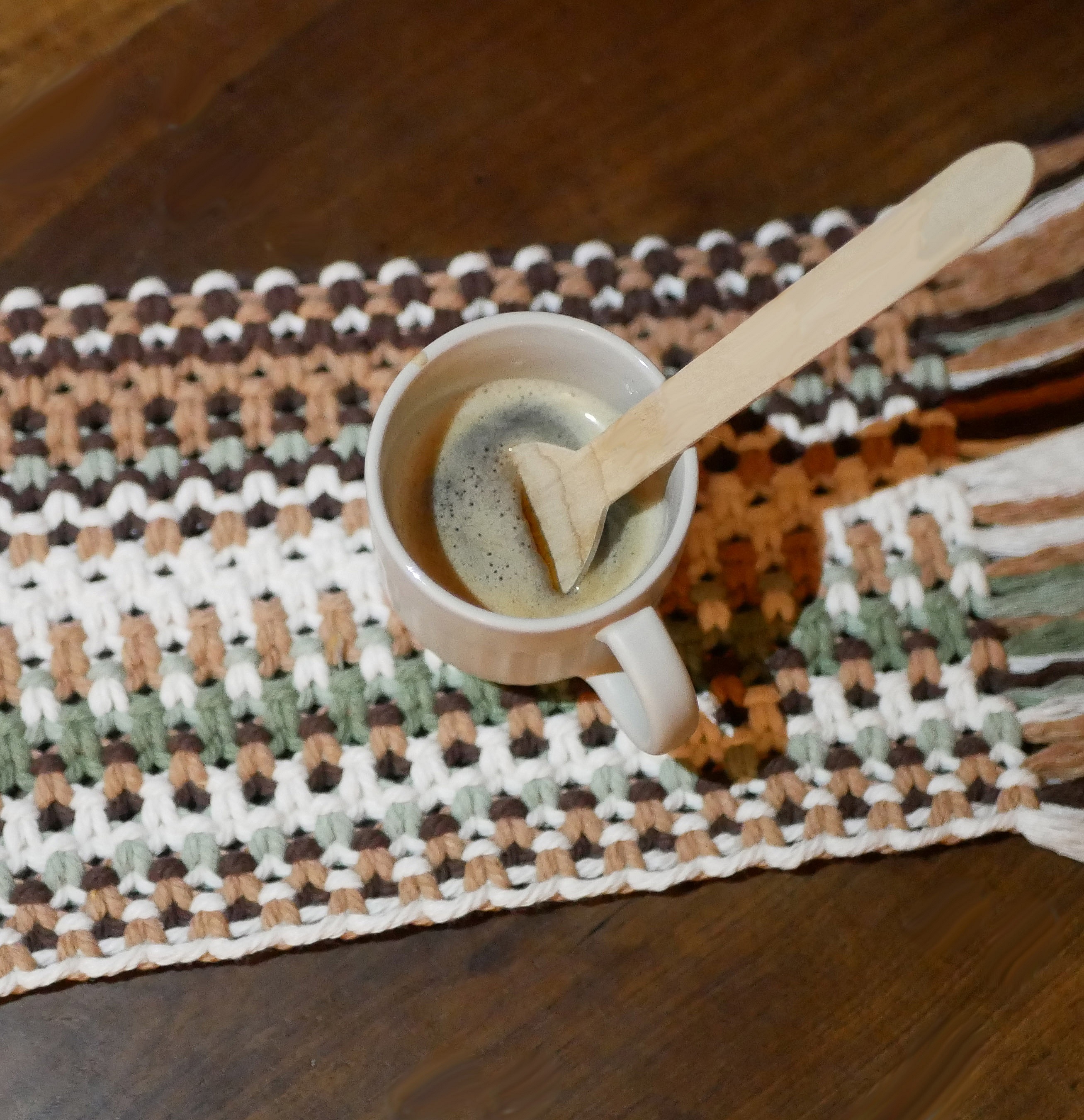 Set de table en macramé style bohème avec tasse café.