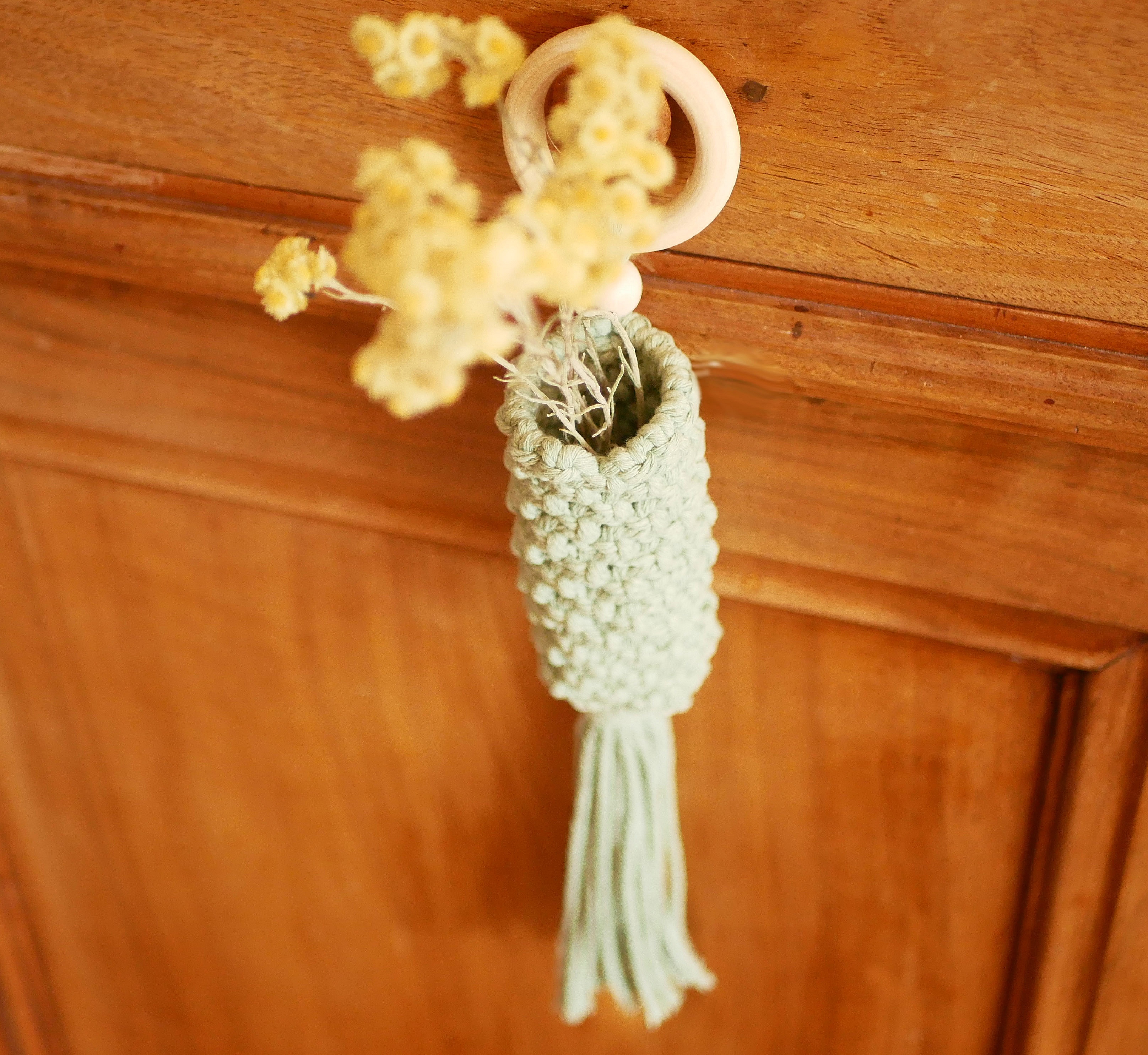 Suspension macramé vert céladon pour fleurs séchées artisanale.