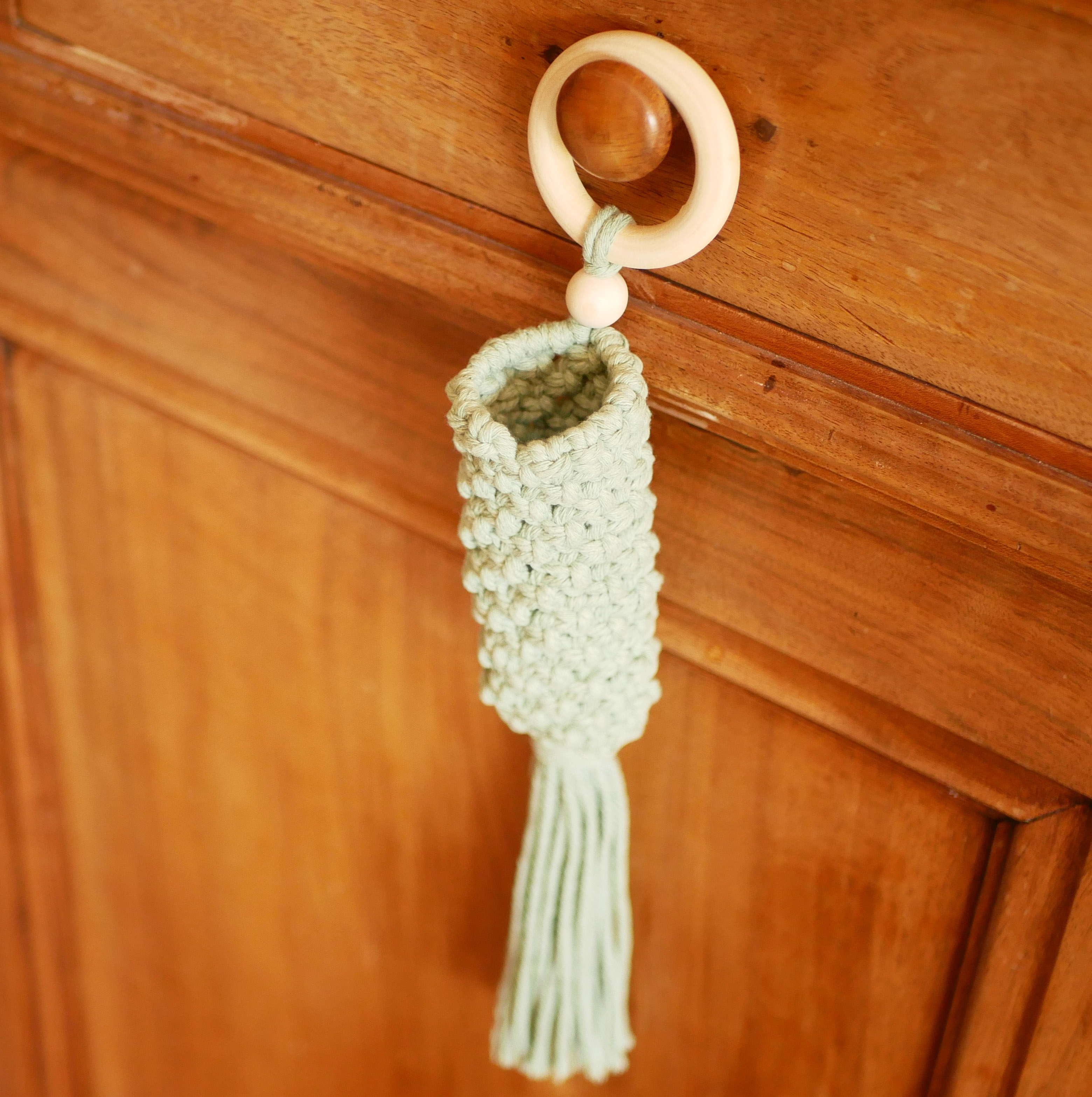 Suspension macramé vert céladon pour fleurs séchées artisanale.