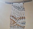 Suspension murale macram&eacute; et tissage laine &eacute;cru et ocre