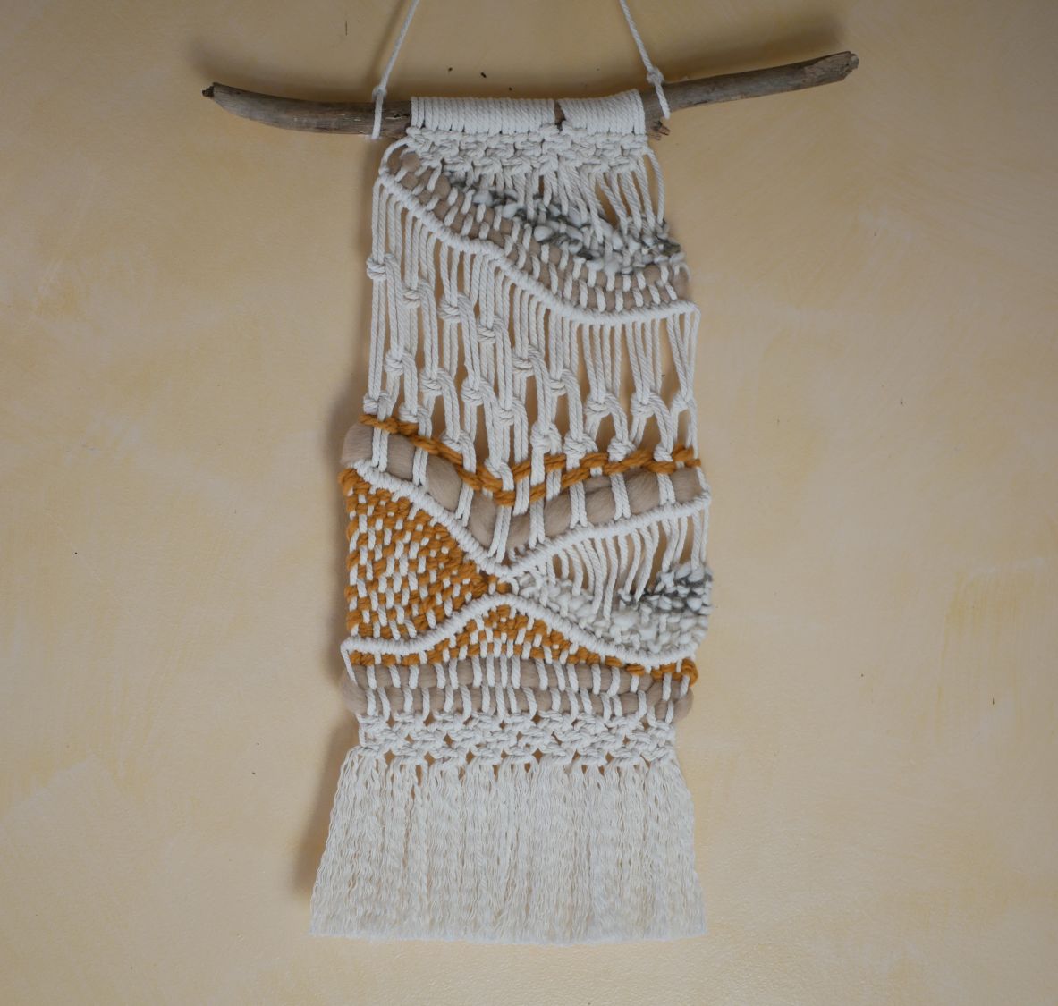 Suspension murale macram&eacute; et tissage laine &eacute;cru et ocre