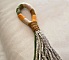 Suspension pompon en macramé coloré pour poignée de porte.
