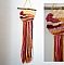 Suspension murale en tissage laine aux couleurs vives.