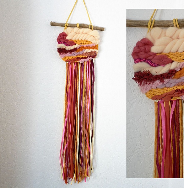 Suspension murale en tissage laine aux couleurs vives.