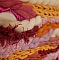 Tissage mural artisanal en laine aux couleurs vives texturées.