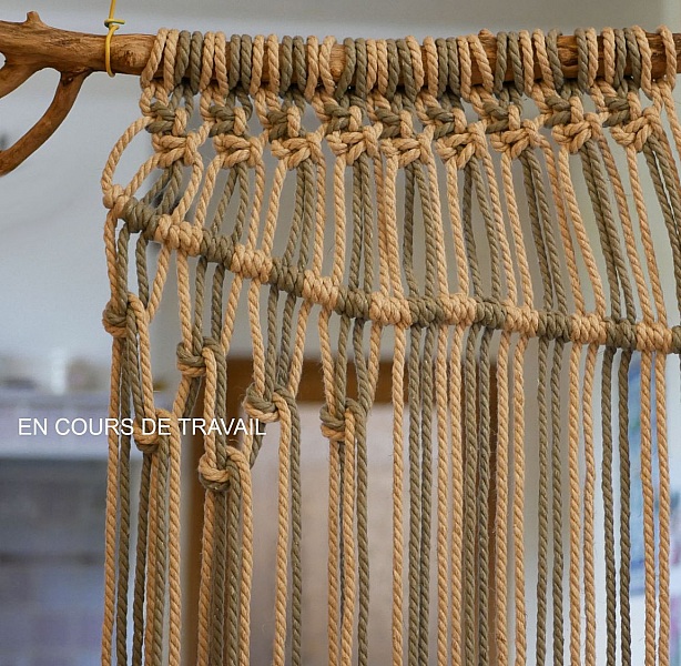 Tenture murale en macramé avec tissage de laines colorées.