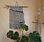 Tenture murale en macramé avec tissage de laines colorées.