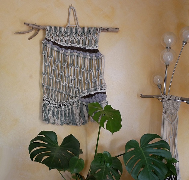 Tenture murale en macramé avec tissage de laines colorées.