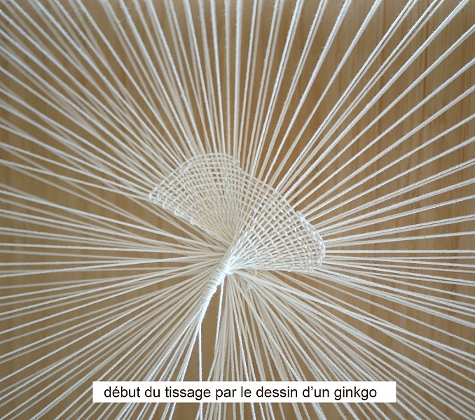 Tissage mural rond en laine représentant une feuille de ginkgo.