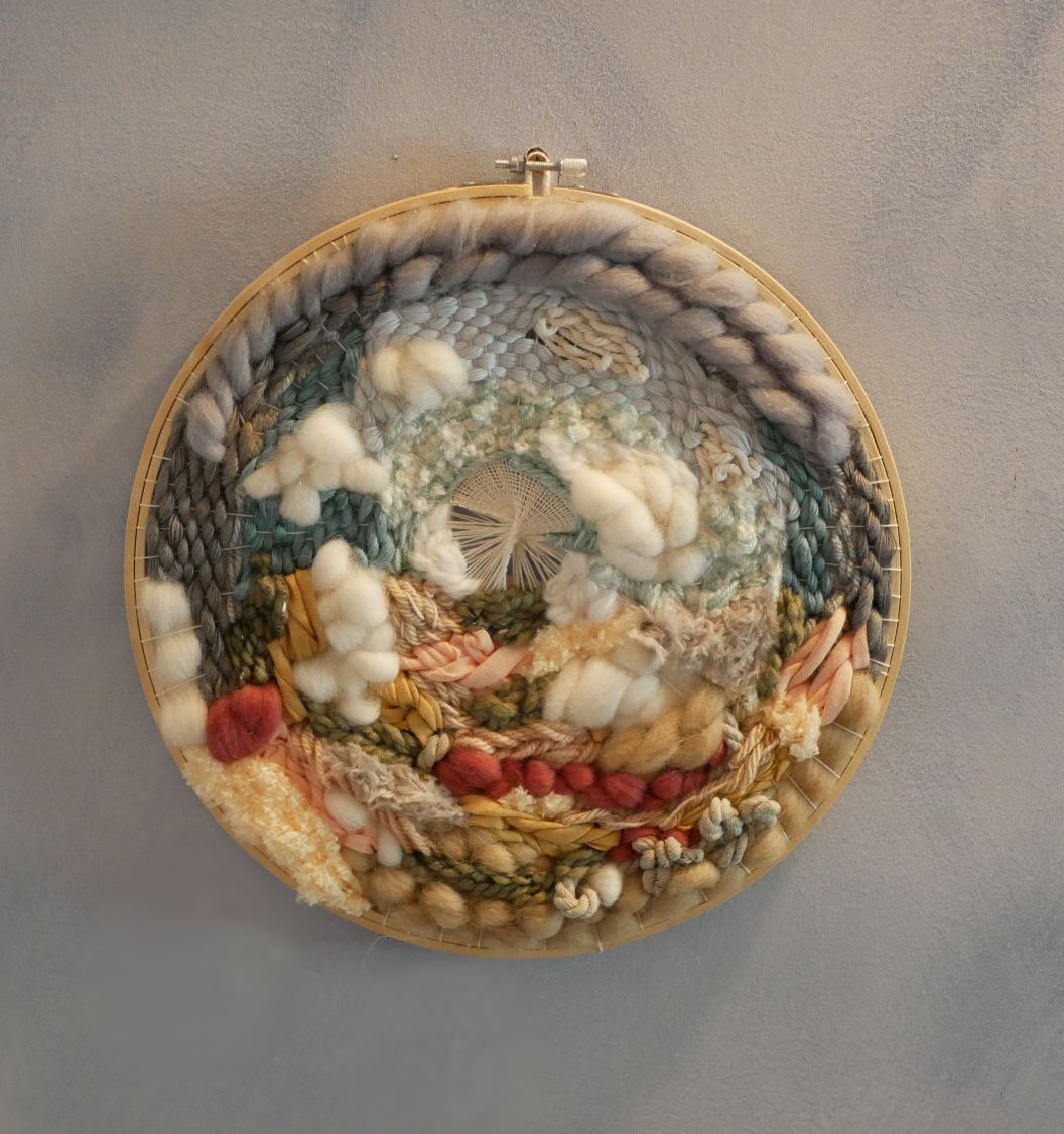 Tissage mural rond artisanal représentant un paysage de ginkgo.