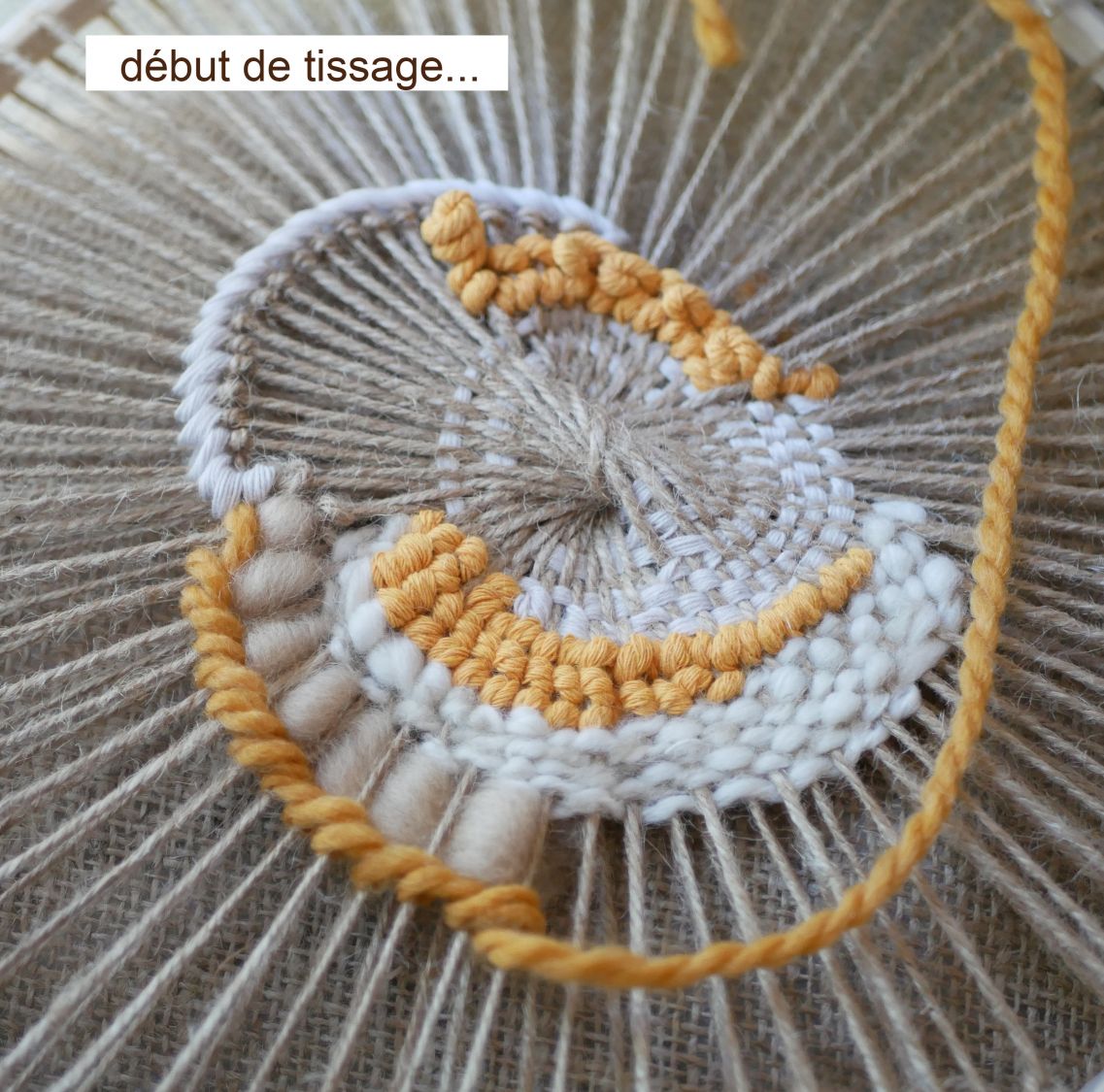 Tissage mural rond bohème en cours de création artisanale.