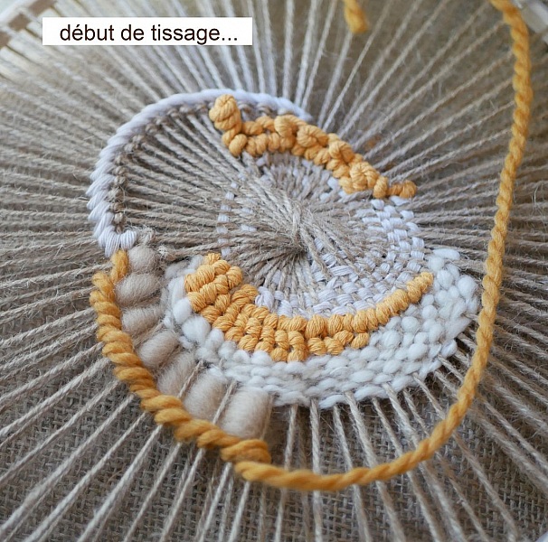 Tissage mural rond bohème en cours de création artisanale.