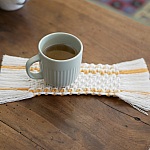 Mini tapis rectangulaire en macram&eacute; &eacute;cru et orange pour dessous de tasse