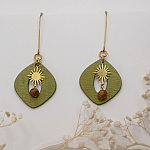 Boucles d'oreilles pendantes en bois vert m&eacute;tallis&eacute; et soleils dor&eacute;s