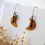 Boucles d'oreilles lunes dor&eacute;es en bois et charmes en laiton brut