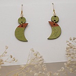 Boucles d'oreilles pendantes aux lunes en bois  vert m&eacute;tallis&eacute; et marron