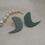 Puces d'oreilles graphiques en bois gris m&eacute;tallis&eacute;