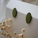 Puces d'oreilles ovales en bois peint en duo de verts effet m&eacute;talis&eacute;
