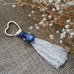 Porte-cl&eacute;s coeur en macram&eacute; et pierre de gemme bleue 