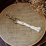Porte-cl&eacute;s macram&eacute; gros mousqueton laiton vieilli perle en bois et corde coton couleur au choix 