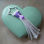 Porte cl&eacute; macram&eacute; &eacute;toile et pompon violet