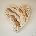 D&eacute;coration coeur en tissage de laines blanches et beiges