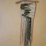 Suspension tissage mural "Les rivi&egrave;res v&eacute;g&eacute;tales" en laines et coton de couleurs vert d'eau et longues franges
