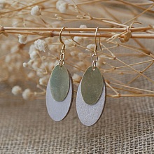 Boucles d'oreilles ovales en bois blanc et sequins dor&eacute;s
