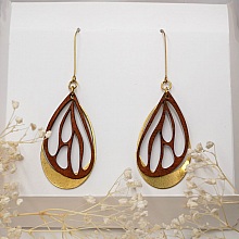 Boucles d'oreilles ailes en bois merisier sur ovale ajour&eacute; en laiton dor&eacute;