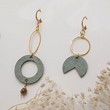 Boucles d'oreilles en bois et laiton dor&eacute; asym&eacute;triques g&eacute;om&eacute;triques