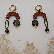 Boucles d'oreilles en bois, pierres de gemme et laiton dor&eacute;