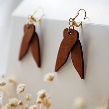Boucles d'oreilles en bois cigales merisier dor&eacute;