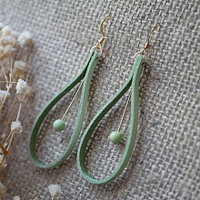 Boucles d'oreilles en cuir vert amande  et pierres de gemmes vert p&acirc;le
