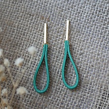 Boucles d'oreilles en cuir jade clous longs rectangulaires dor&eacute;s