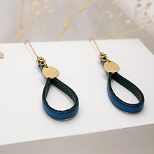 Boucles d'oreilles en cuir bleu pampille dor&eacute;e