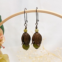 Boucles d'oreilles pendantes p&eacute;tales en laiton naturel et perles gemme olivine