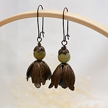 Boucles d'oreilles pendantes larges p&eacute;tales en laiton naturel et perles gemme 