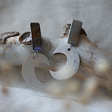 Boucles d'oreilles graphiques en bois patin&eacute; argent&eacute; 