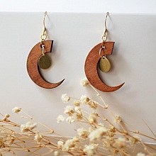 Boucles d'oreilles lunes en bois merisier pampilles gouttes dor&eacute;es