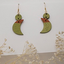 Boucles d'oreilles pendantes aux lunes en bois  vert m&eacute;tallis&eacute; et marron