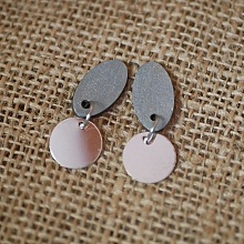 Petites boucles d'oreilles g&eacute;om&eacute;triques en bois bleu gris argent&eacute; 
